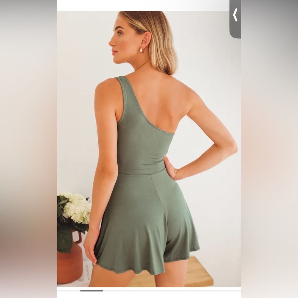 Lulu’s Sunny Soiree Dark Sage Green One-Shoulder Tie-Front Romper sz M - Picture 2 of 6